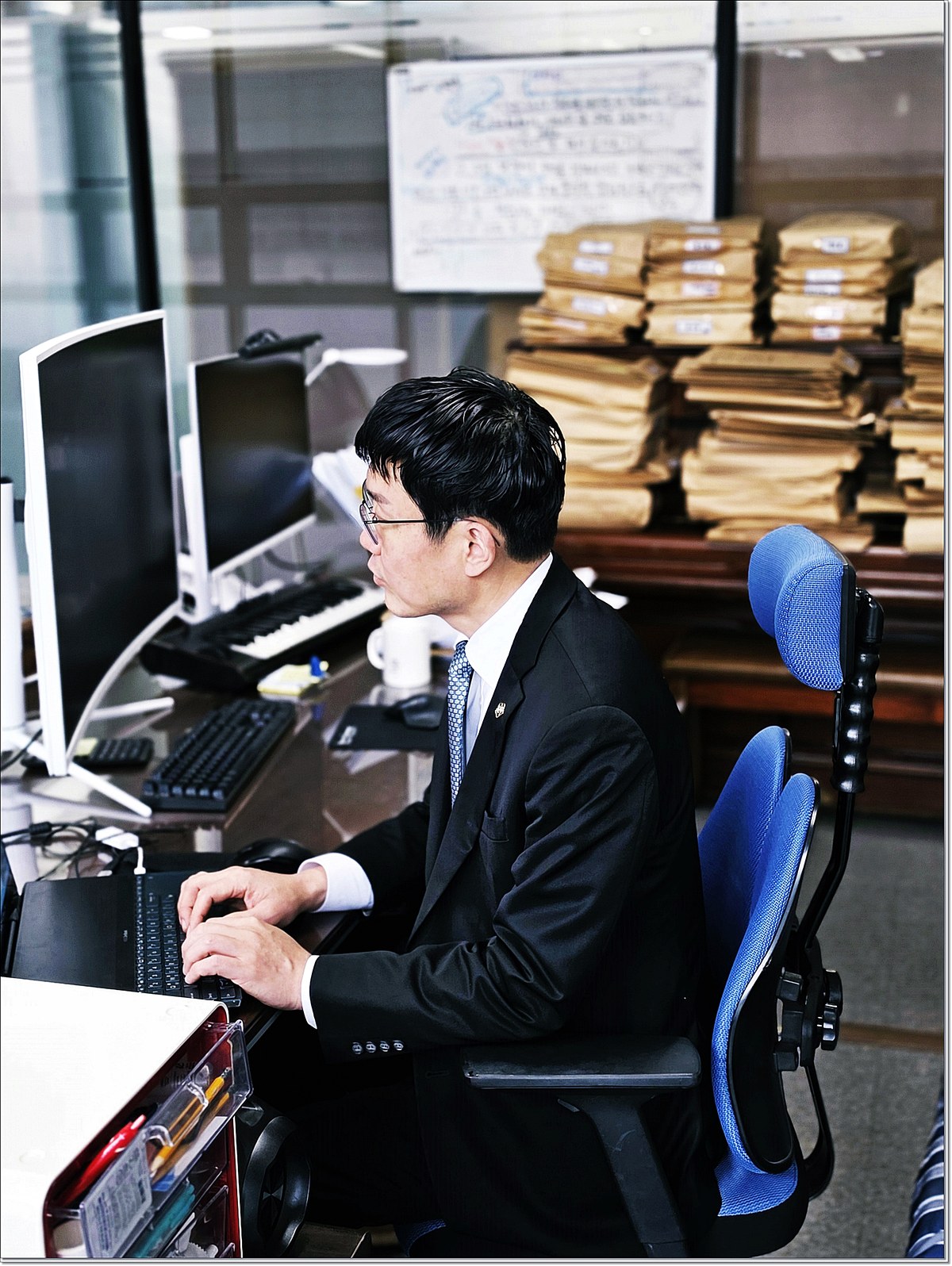김기태 변호사가 경찰조사 전 사건기록과 자료를 검토하는 모습